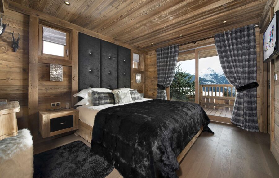 chalet-aure-bedroom-balcony-mountain-view-sleek-elegant-alpine-design-luxury-courchevel1550