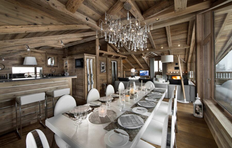 chalet-aure-diningtable-kitchen-openplan-sleek-elegant-alpine-design-luxury-courchevel1550