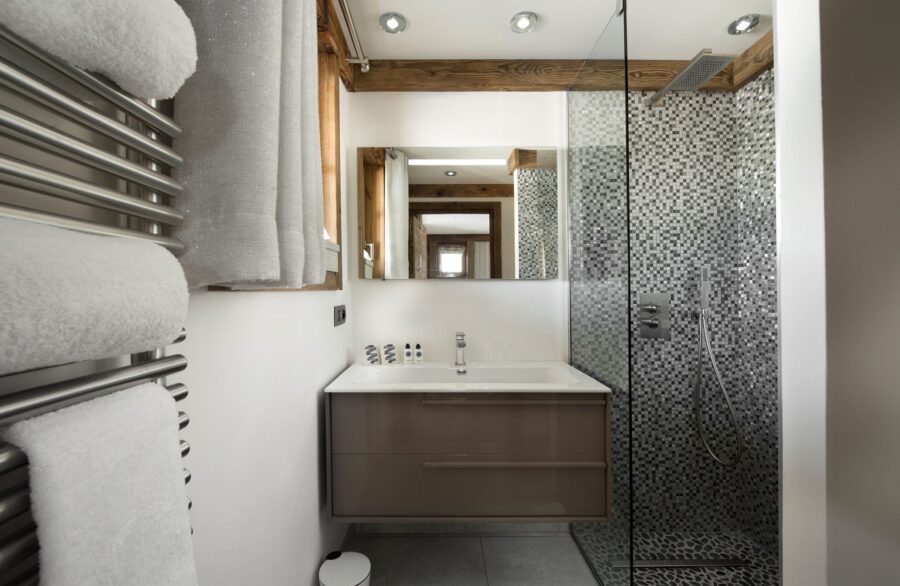 chalet-aure-shower-room-sleek-modern-design-luxury-alpine-rental-courchevel1550