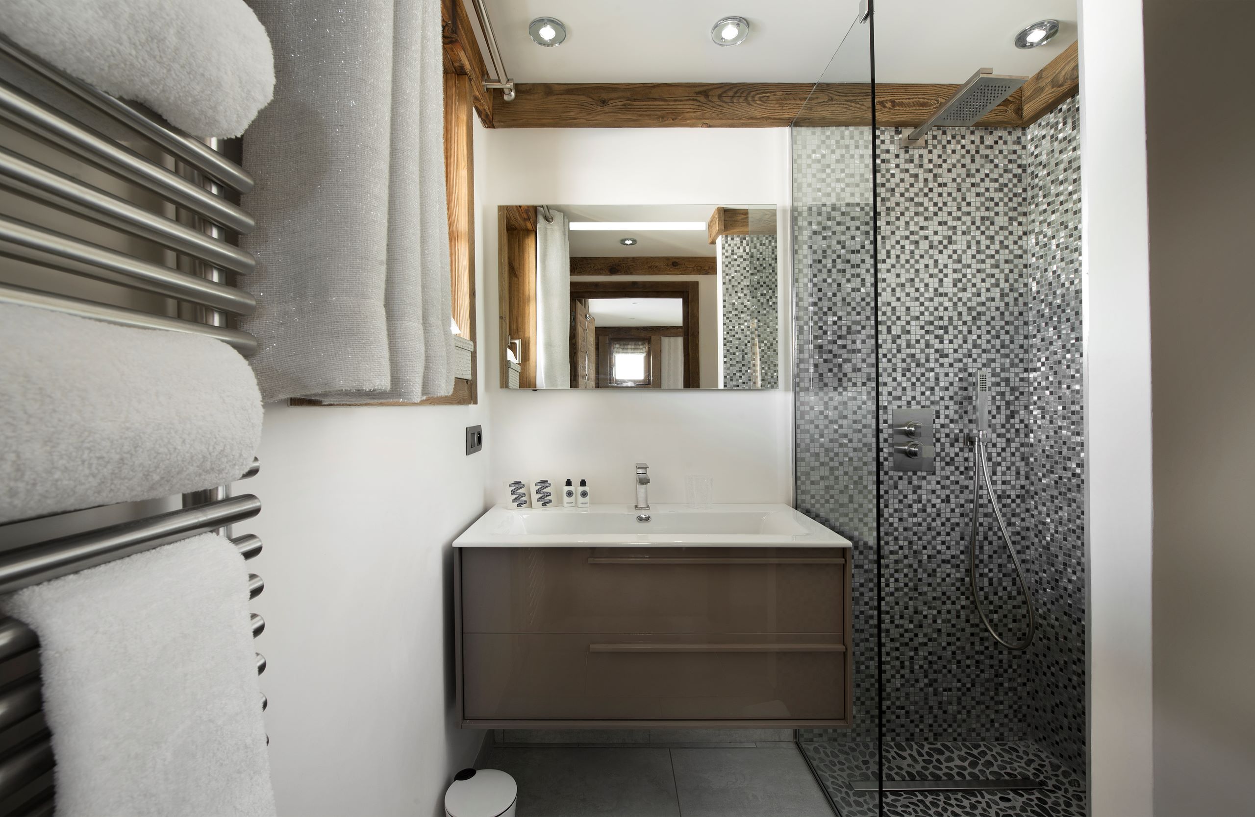 chalet-aure-shower-room-sleek-modern-design-luxury-alpine-rental-courchevel1550