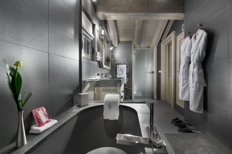 chalet-aurora-bathroom-bathtub-sleek-modern-luxury-design-courchevel1850
