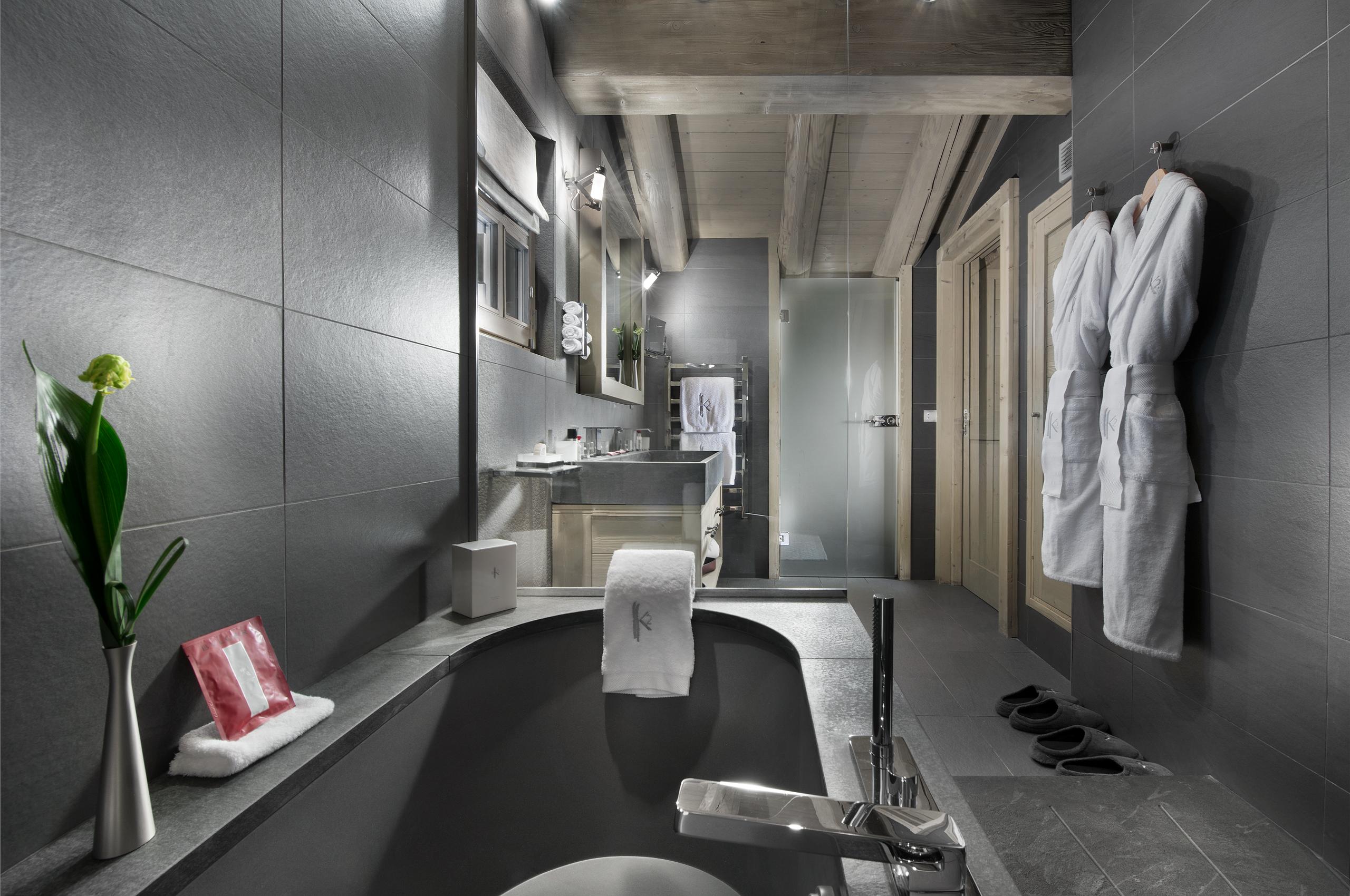 chalet-aurora-bathroom-bathtub-sleek-modern-luxury-design-courchevel1850