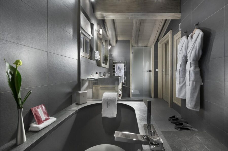 chalet-aurora-bathroom-bathtub-sleek-modern-stylish-design-luxury-alist-courchevel