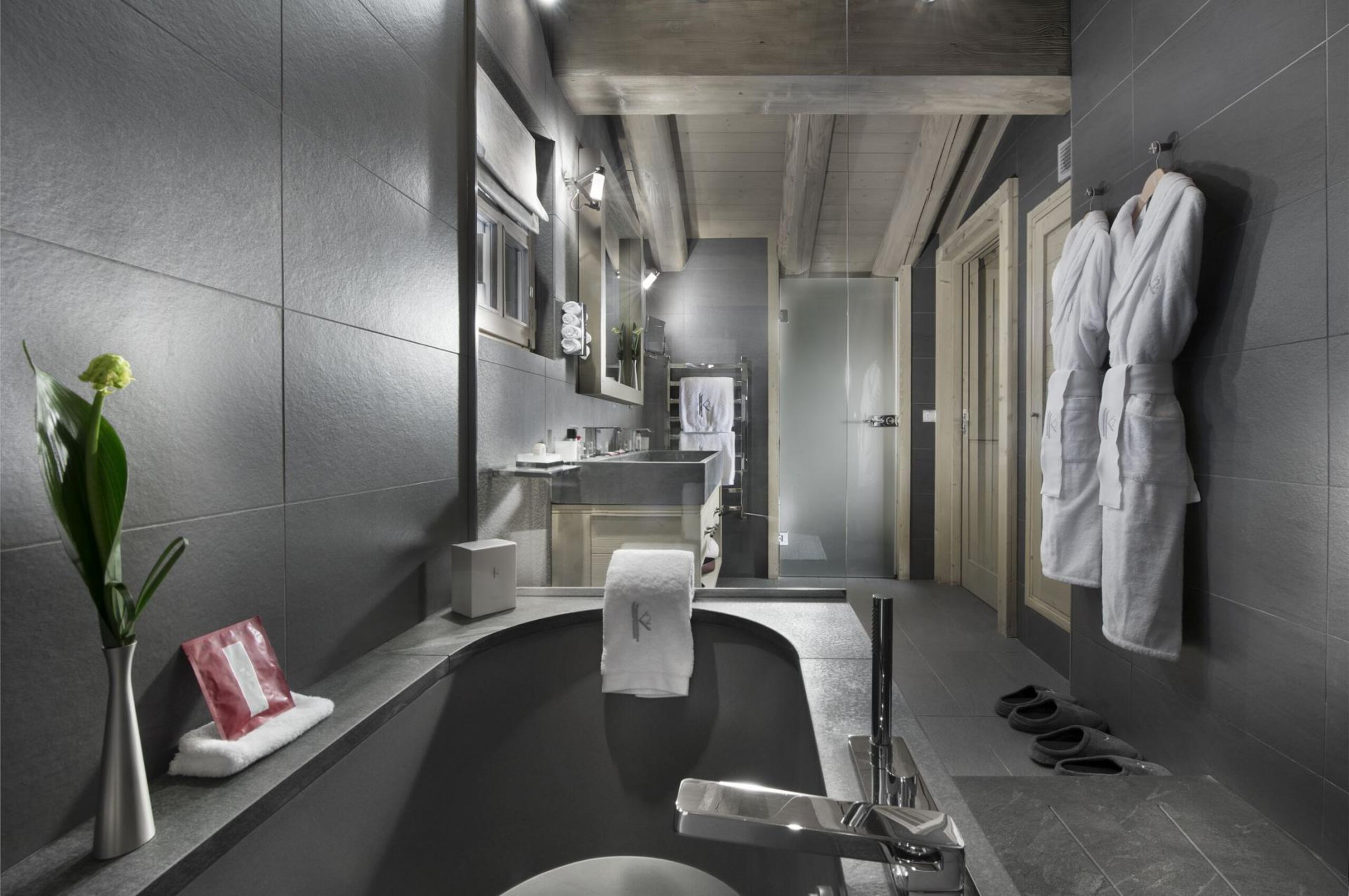 chalet-aurora-bathroom-bathtub-sleek-modern-stylish-design-luxury-alist-courchevel