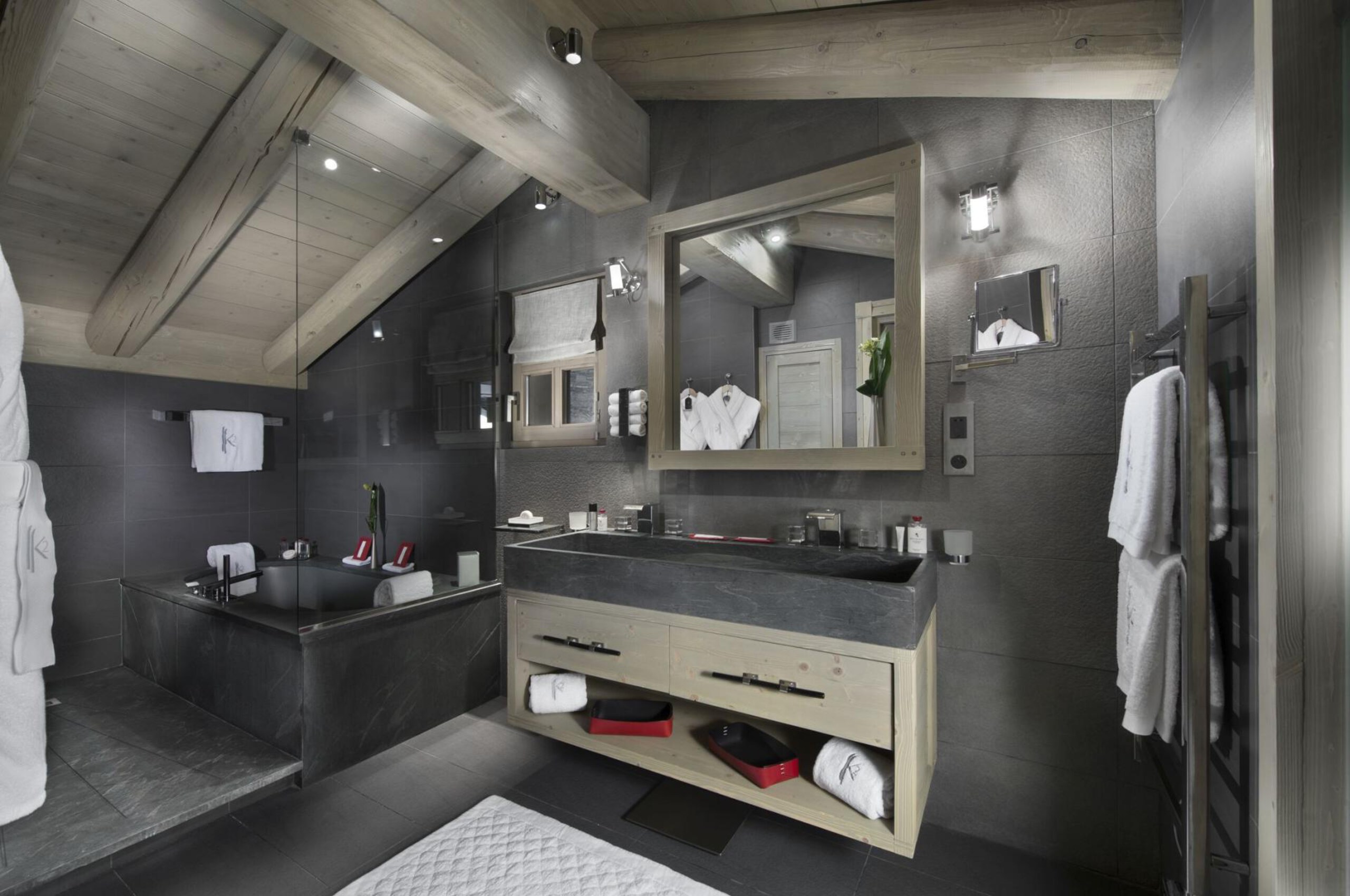 chalet-aurora-bathroom-doublesink-bathtub-sleek-modern-stylish-design-luxury-courchevel