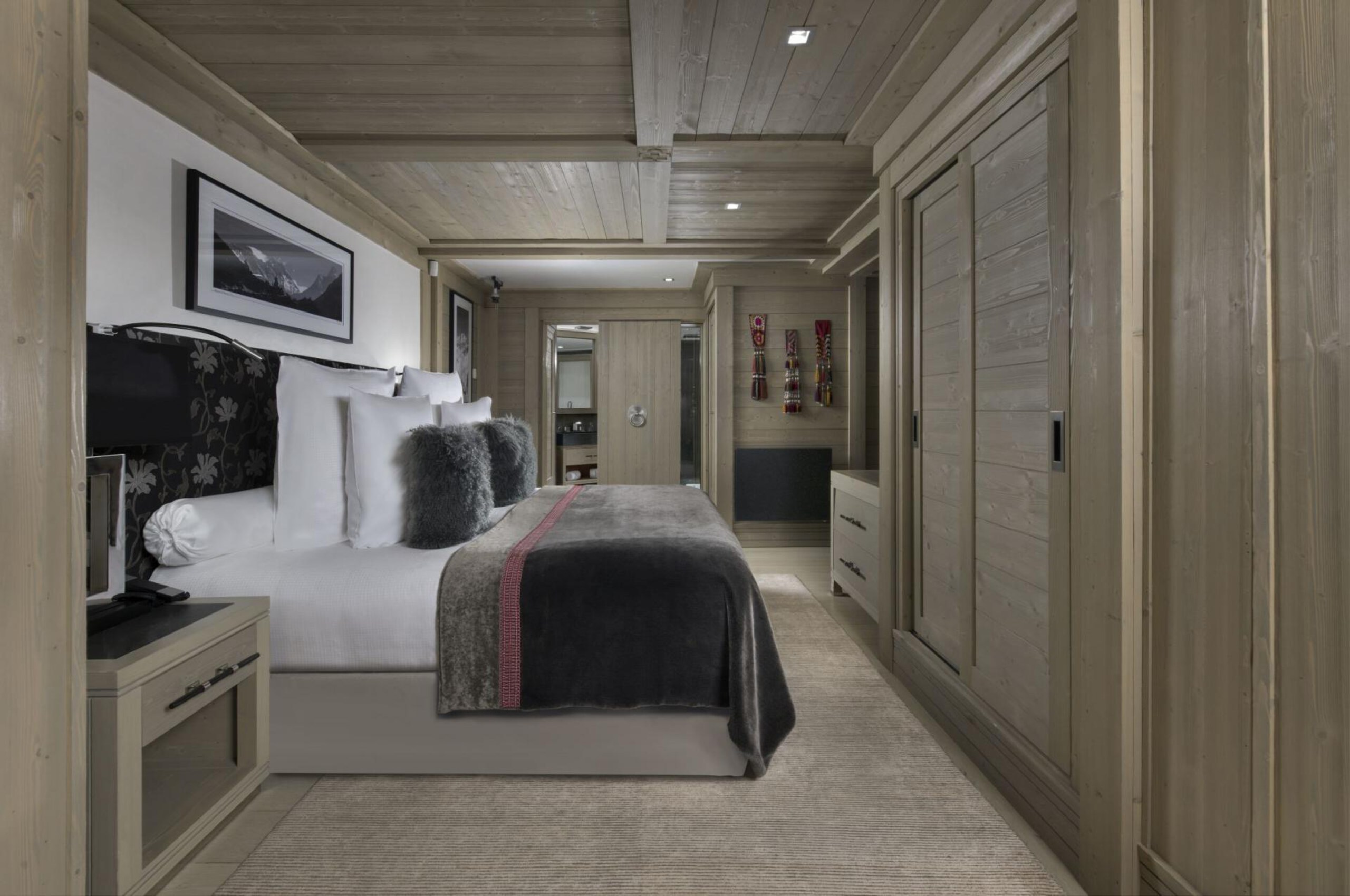 chalet-aurora-bedroom-sleek-modern-spacious-alpine-design-luxury-alist-retreat-courchevel