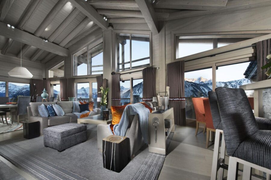 chalet-aurora-livingroom-mountainview-openplan-bar-diningspace-sleek-modern-luxury-interiordesign-courchevel