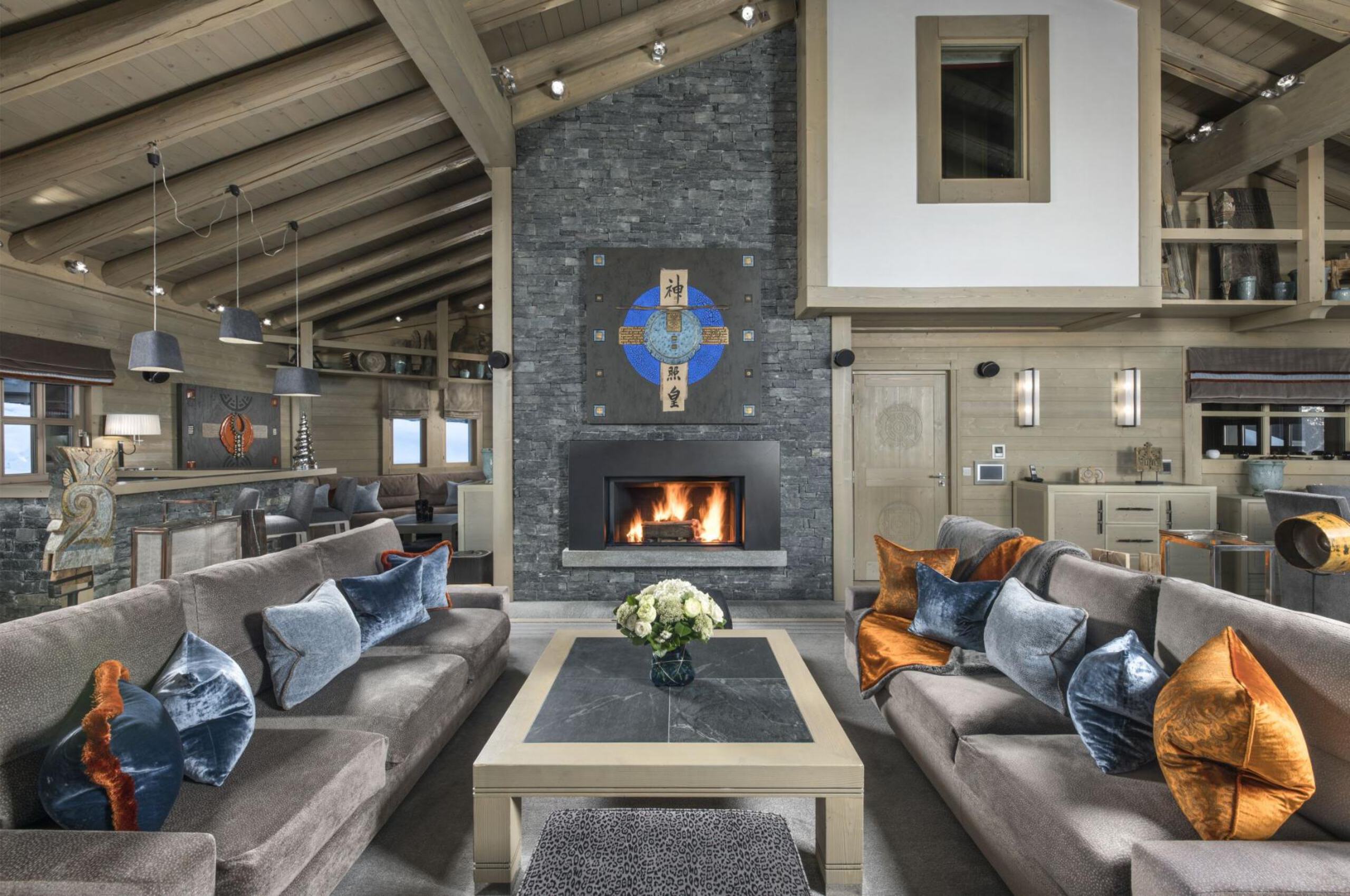 chalet-aurora-mainpage-livingroom-grand-openplan-spacious-cosy-lounge-highceiling-fireplace-luxury-interiordesign-courchevel