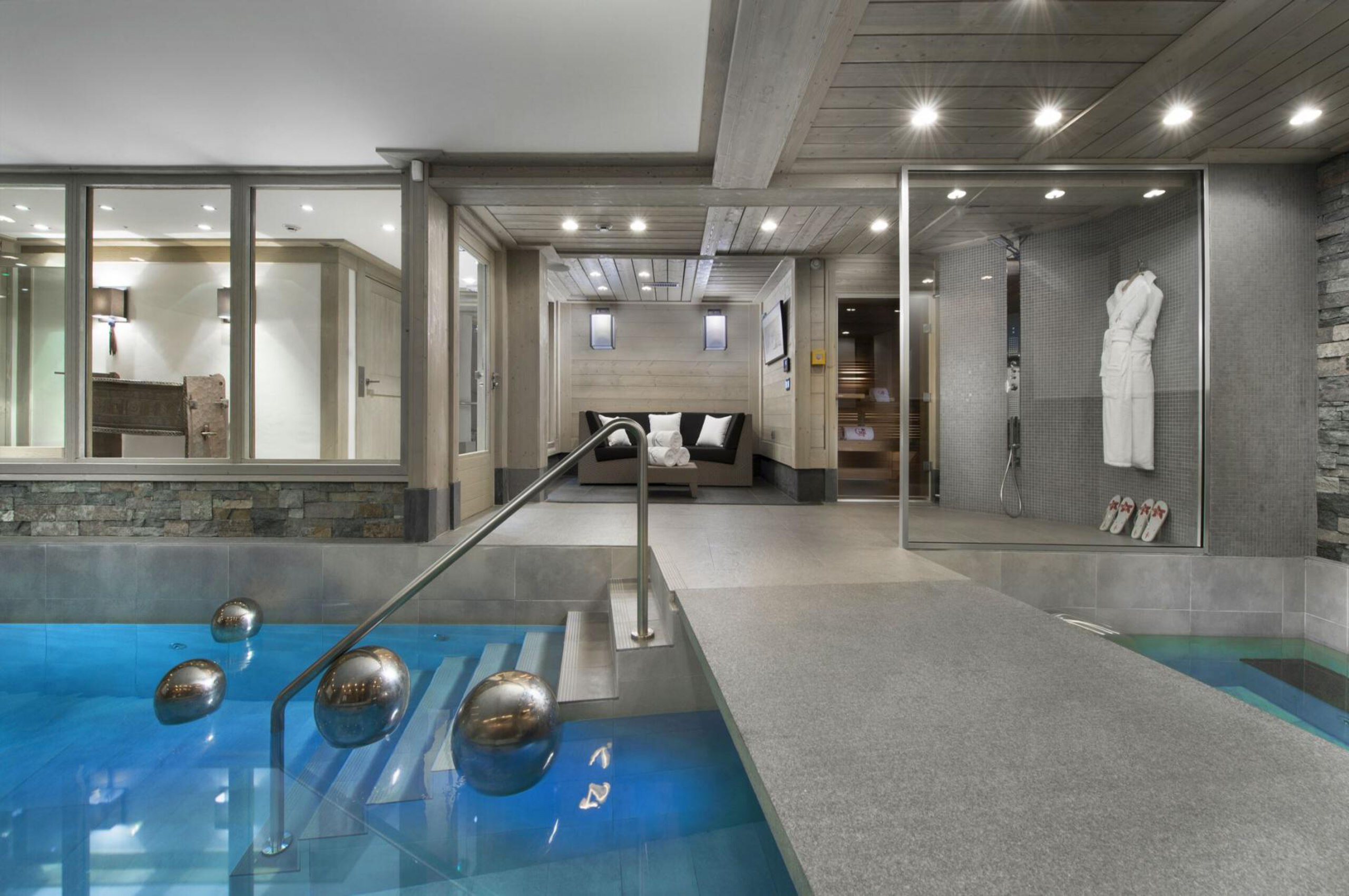 chalet-aurora-swimmingpool-sauna-spa-wellness-luxury-rental-retreat-courchevel