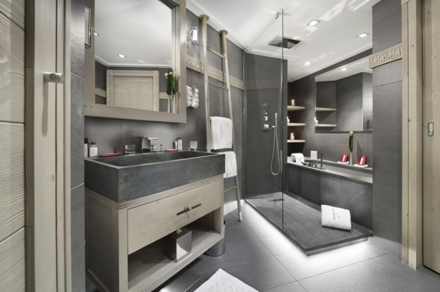 chalet-bathroom-sink-italianshower-bathtub-sleek-modern-interiordesign-luxury-alist-courchevel