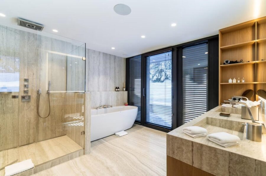 chalet-bleu-bathroom-bathtub-shower-luxury-courchevel1850