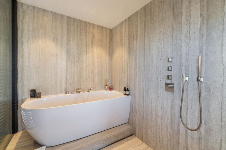 chalet-bleu-bathroom-bathtub-shower-modern-stylish-luxury-alpine-rentral-retreat-courchevel1850