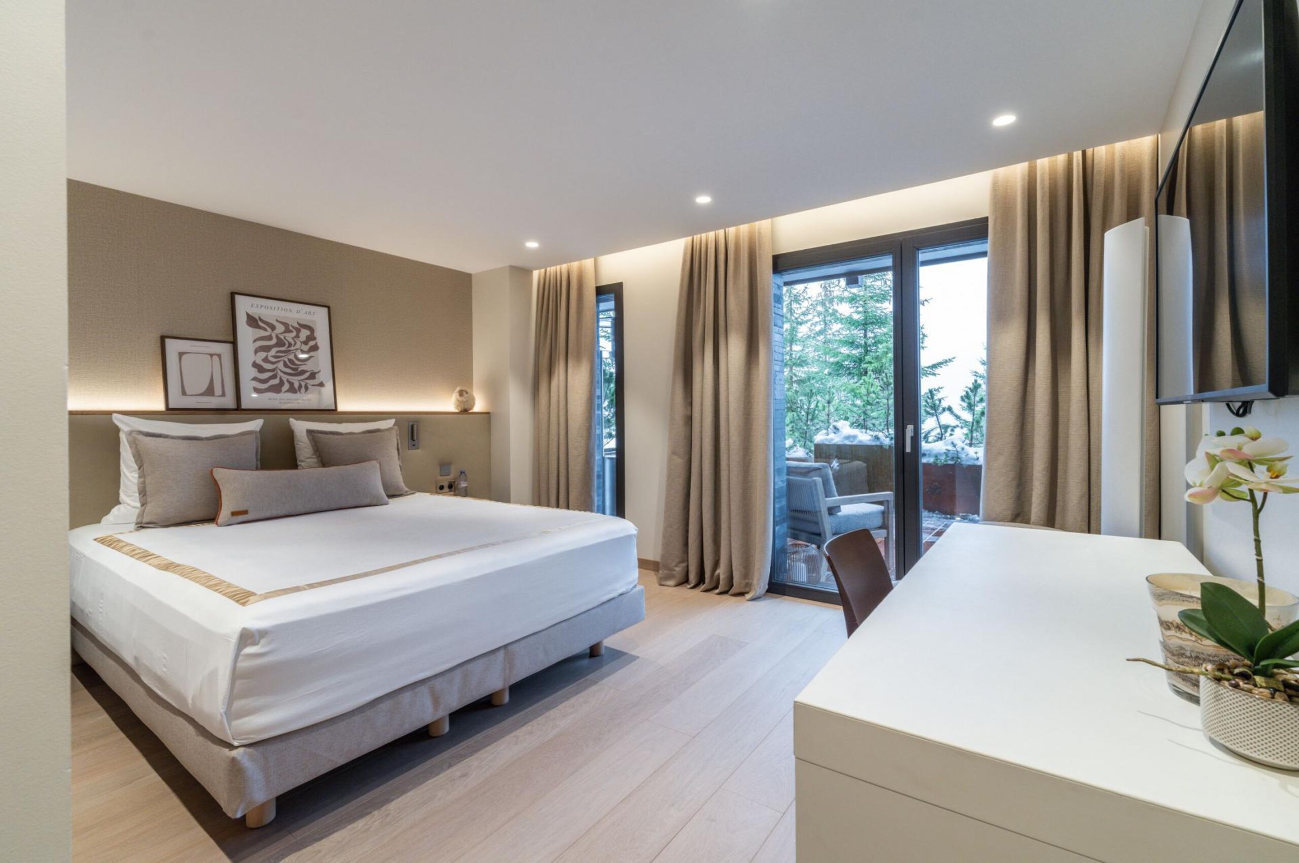 chalet-bleu-bedroom-balcony-bright-spacious-modern-stylish-luxury-interior-design-alpine-rental-courchevel1850