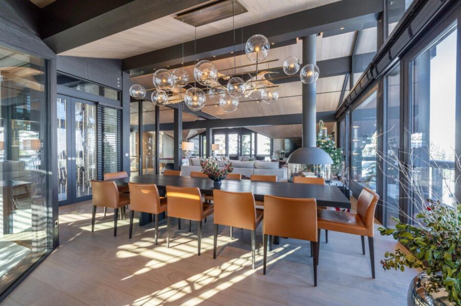 chalet-bleu-diningroom-stylish-elegant-bright-scenicviews-modern-alpine-luxury-courchevel1850