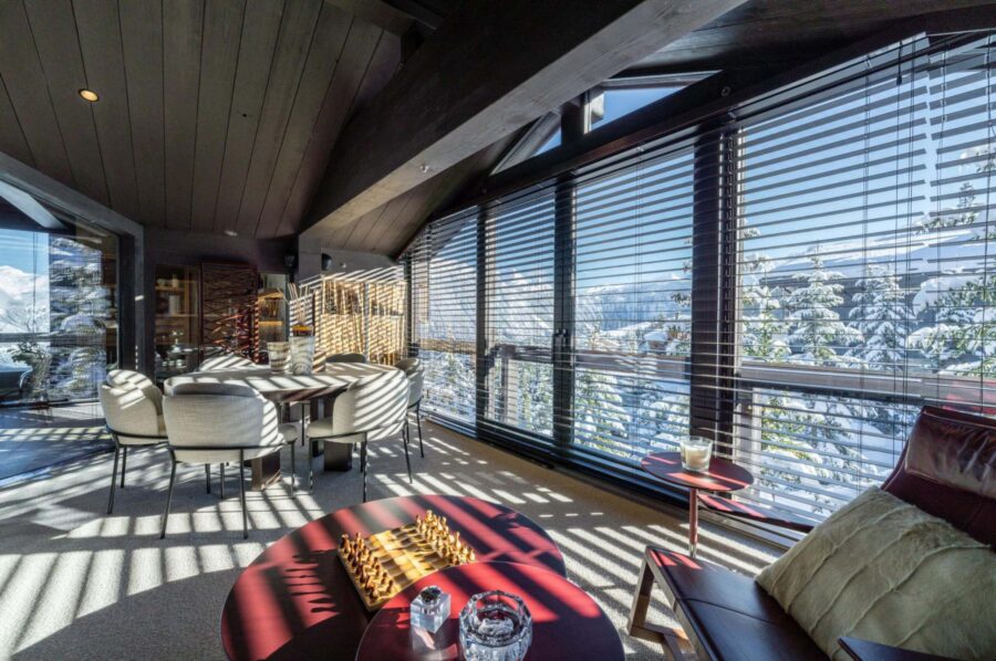chalet-bleu-diningtable-mountainview-modern-stylish-alpine-luxury-interiordesign-courchevel1850