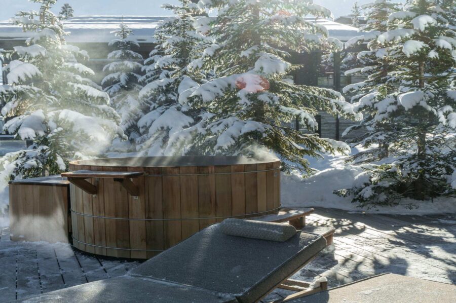 chalet-bleu-hotub-outdoor-scenicviews-winter-luxury-wellness-rental-retreat-courchevel1850