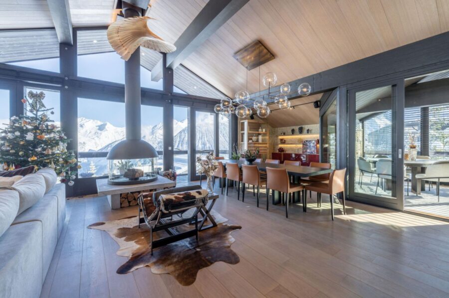 chalet-bleu-mainpage-livingroom-diningroom-openplan-mountainviews-christmas-fireplace-modern-alpine-design-luxury-rental-retreat-courchevel1850