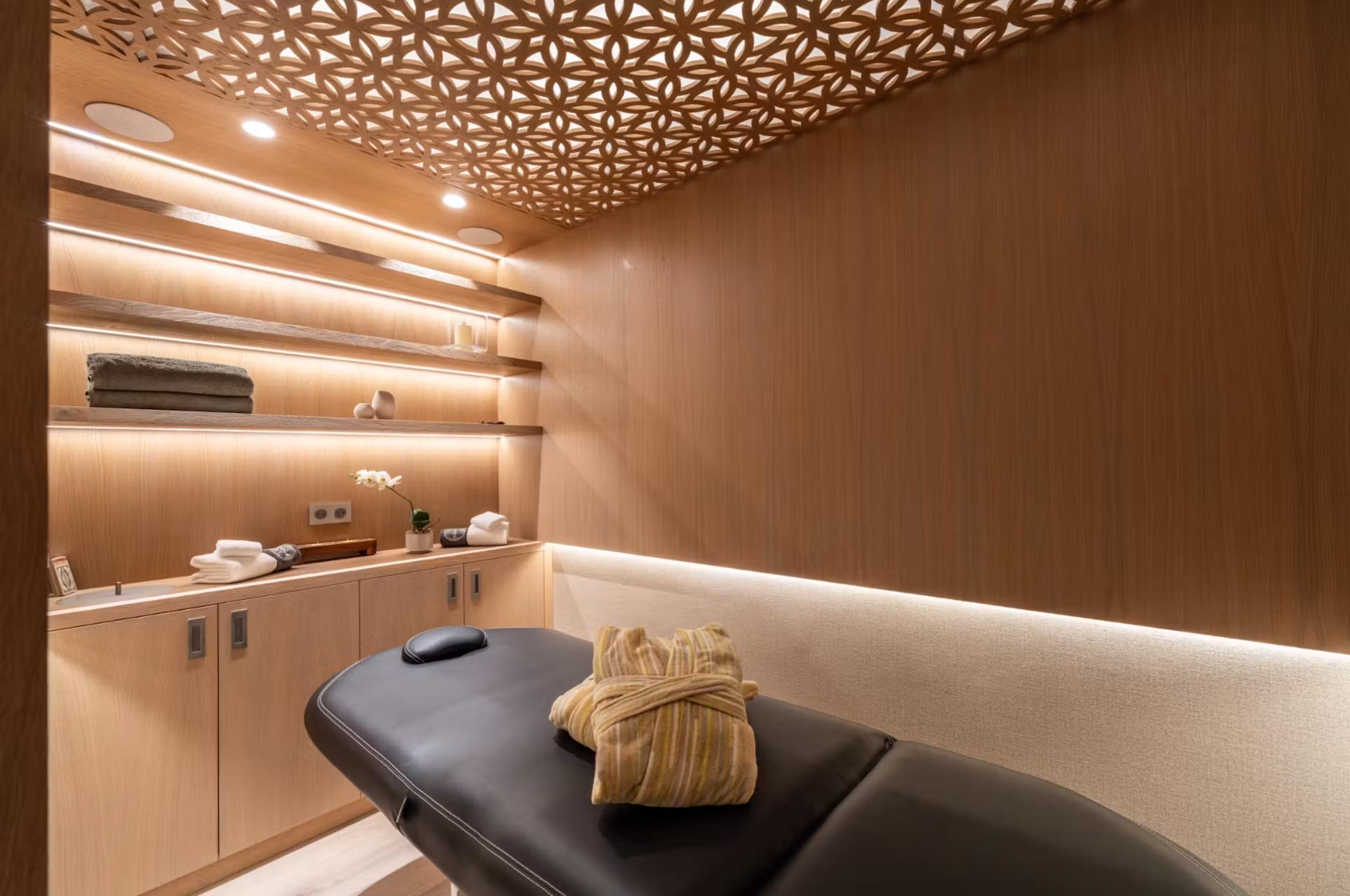 chalet-bleu-massage-room-spa-wellness-luxury-courchevel1850