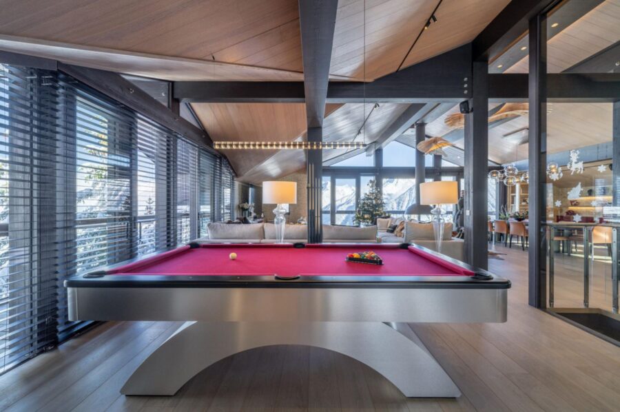 chalet-bleu-snookertable-gamesroom-entertainment-hosting-luxury-rental-retreat-courchevel1850