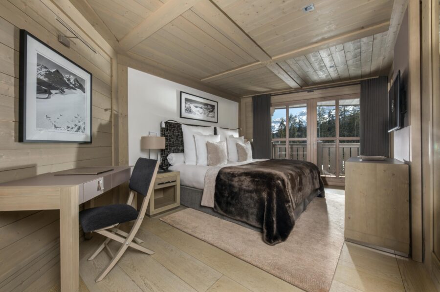 chalet-bois-dormant-bedroom-balcony-scenic-alpine-views-luxury-courchevel1850