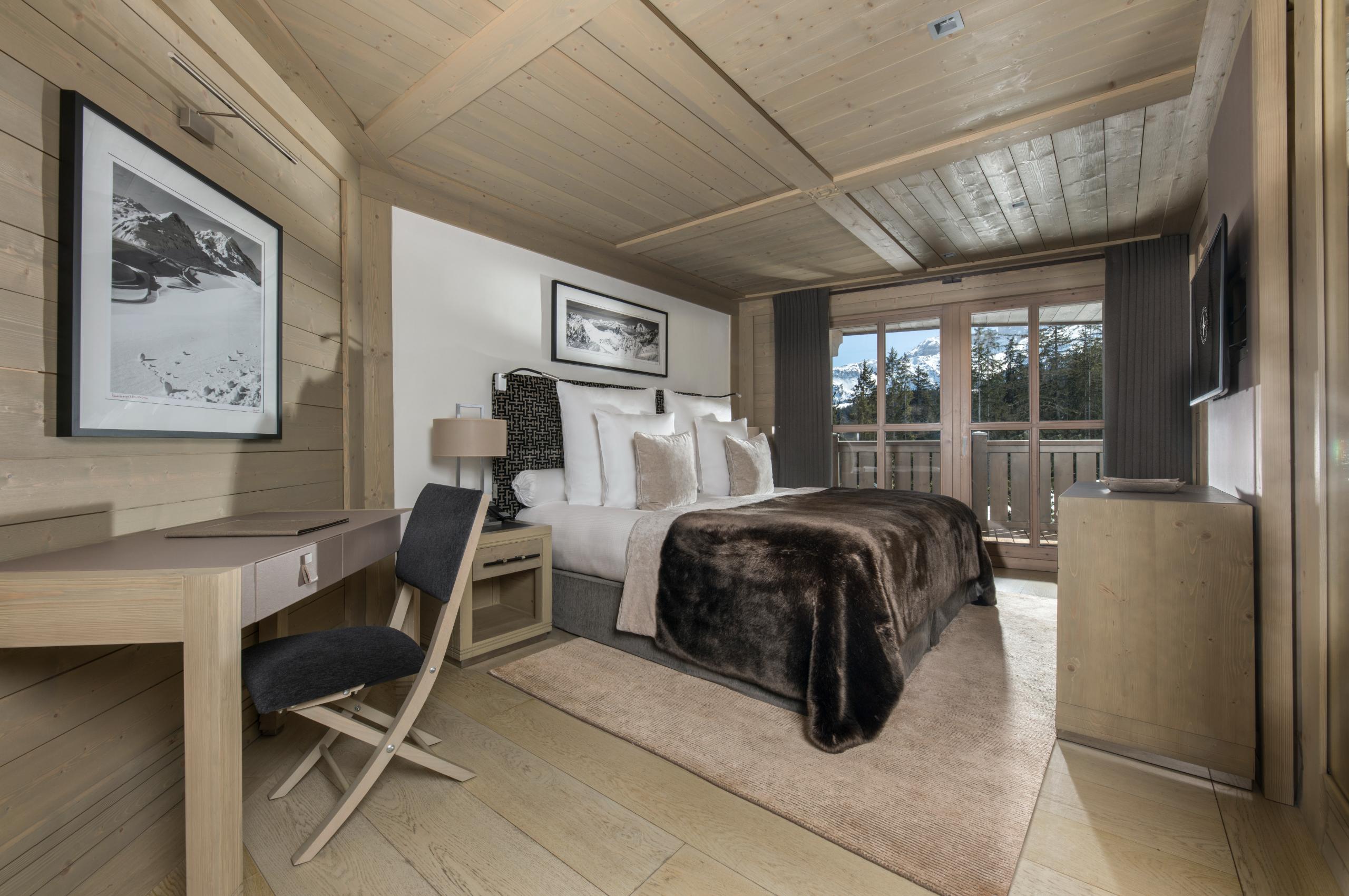 chalet-bois-dormant-bedroom-balcony-scenic-alpine-views-luxury-courchevel1850