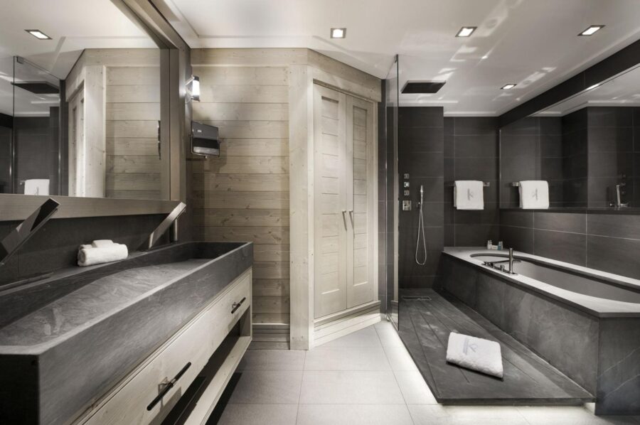 chalet-boisdormat-bathroom-bathtub-doublesink-sleek-modern-luxury-design-courchevel