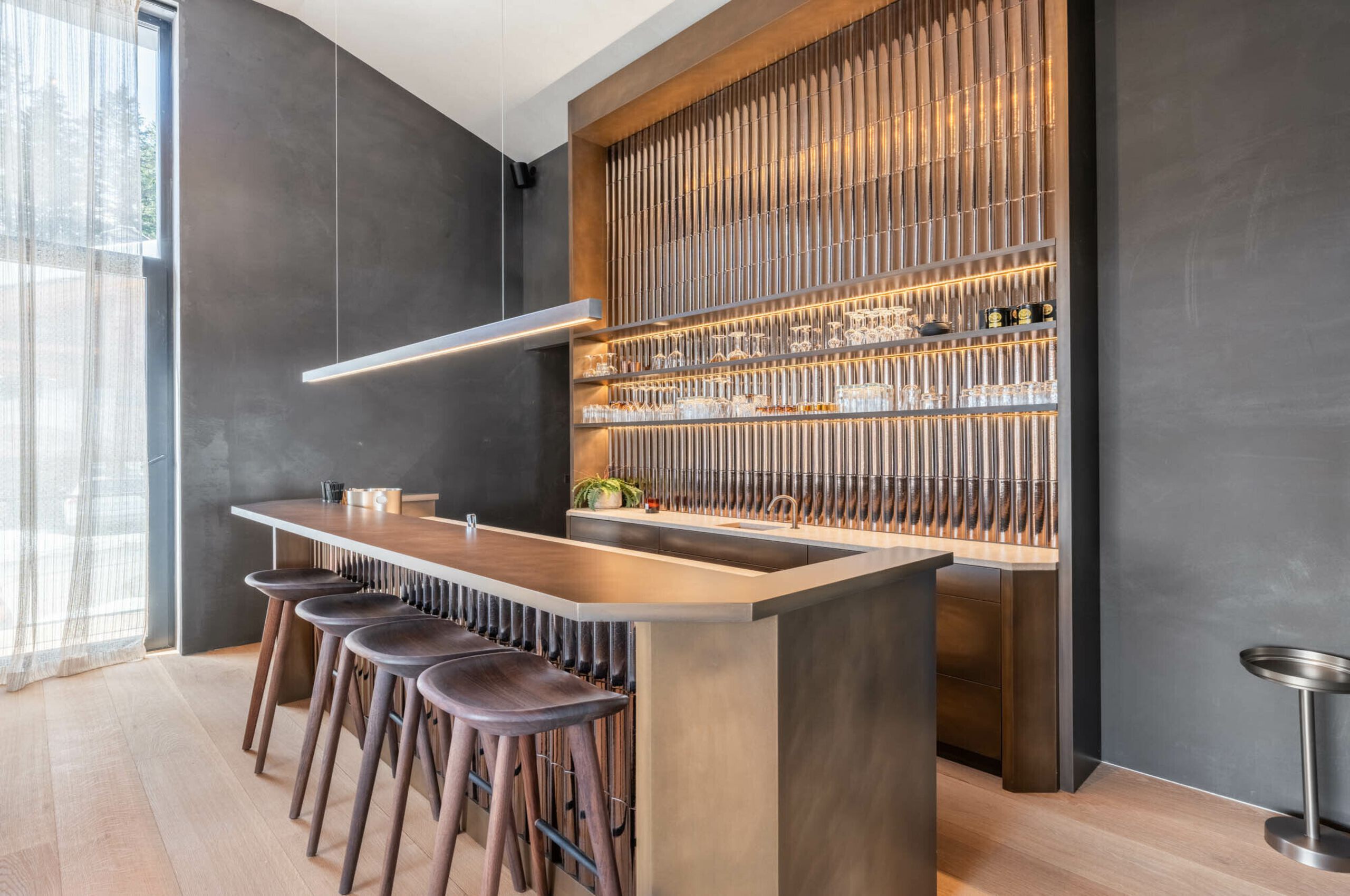 chalet-breeze-bar-hosting-drinks-entertainment-sleek-modern-luxury-design-courchevel1850