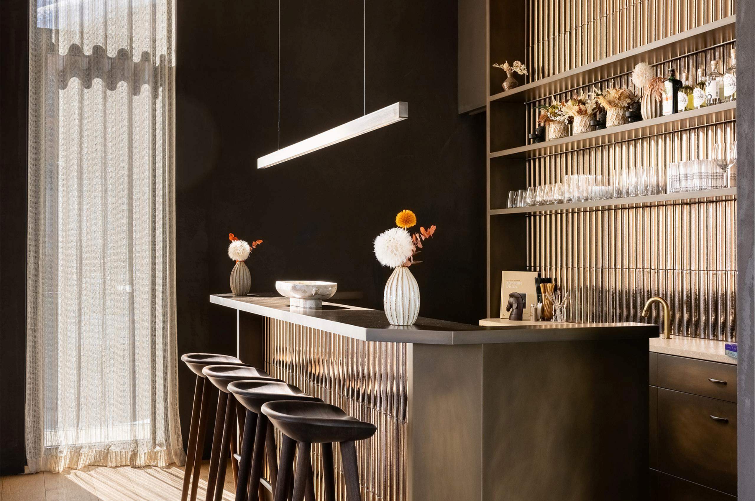 chalet-breeze-bar-hosting-entertainment-sleek-modern-design-luxury-courchevel1850