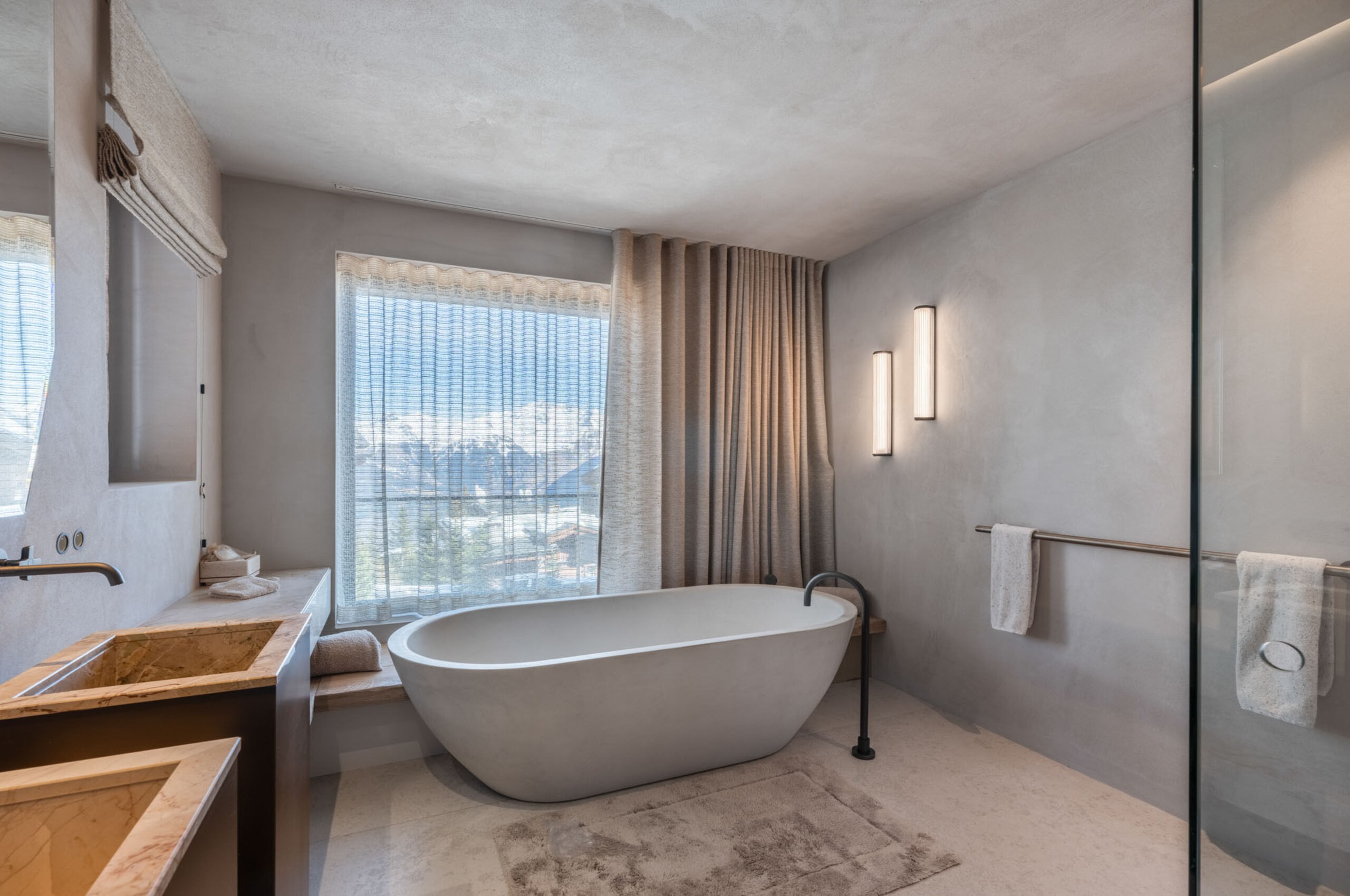 chalet-breeze-bathroom-bathtub-mountainview-doublesink-shower-modern-luxury-design-courchevel1850