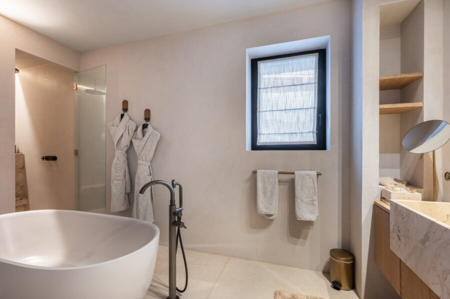 chalet-breeze-bathroom-bathtub-sink-modern-luxury-bright-interior-design-courchevel1850