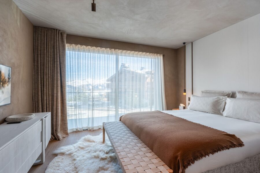 chalet-breeze-bedroom-balcony-mountainview-modern-bright-stylish-luxury-interior-courchevel1850