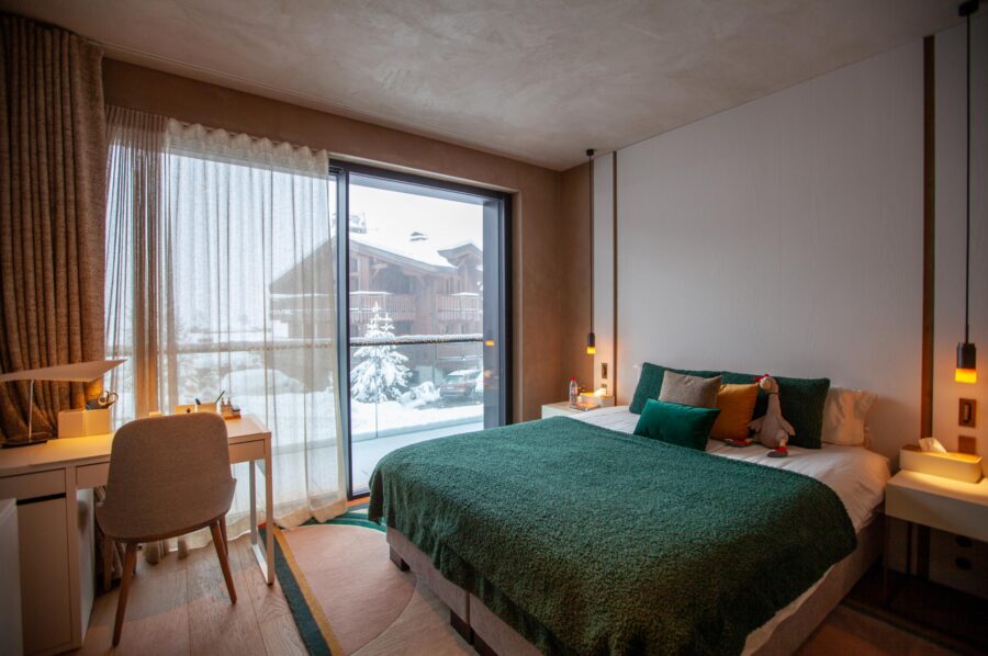 chalet-breeze-bedroom-elegant-alpine-design-luxury-courchevel1850