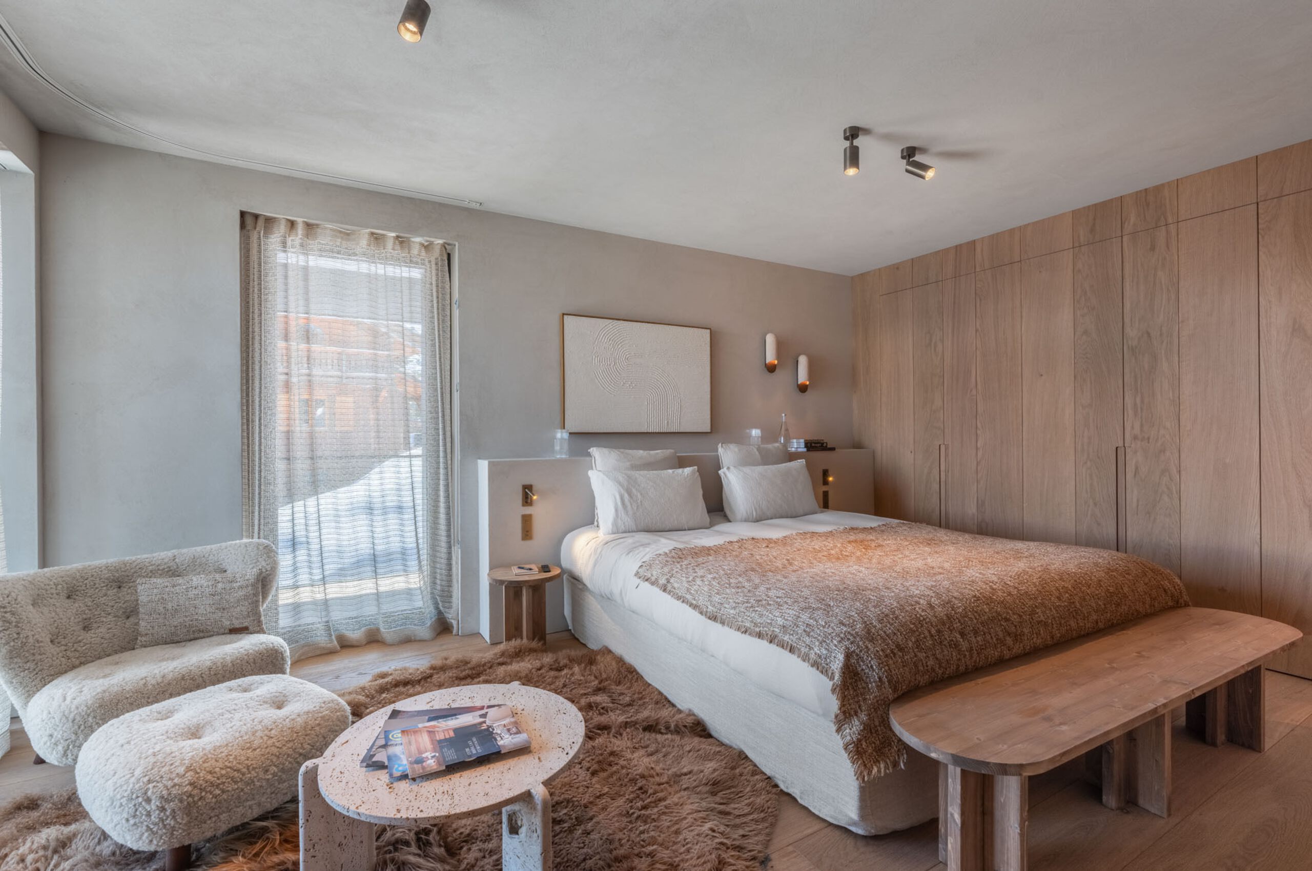 chalet-breeze-bedroom-elegant-stylish-bright-modern-alpine-chic-design-luxury-courchevel1850