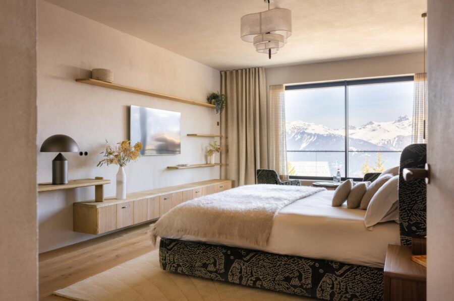 chalet-breeze-bedroom-mountain-view-serene-modern-design-luxury-courchevel1850