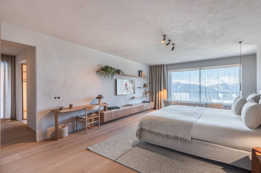 chalet-breeze-bedroom-spacious-bright-modern-interior-luxury-design-courchevel1850