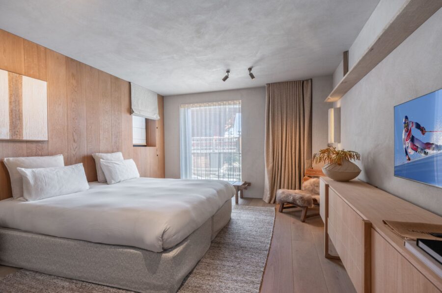 chalet-breeze-bedroom-spacious-modern-bright-luxury-design-balcony-elegant-courchevel1850