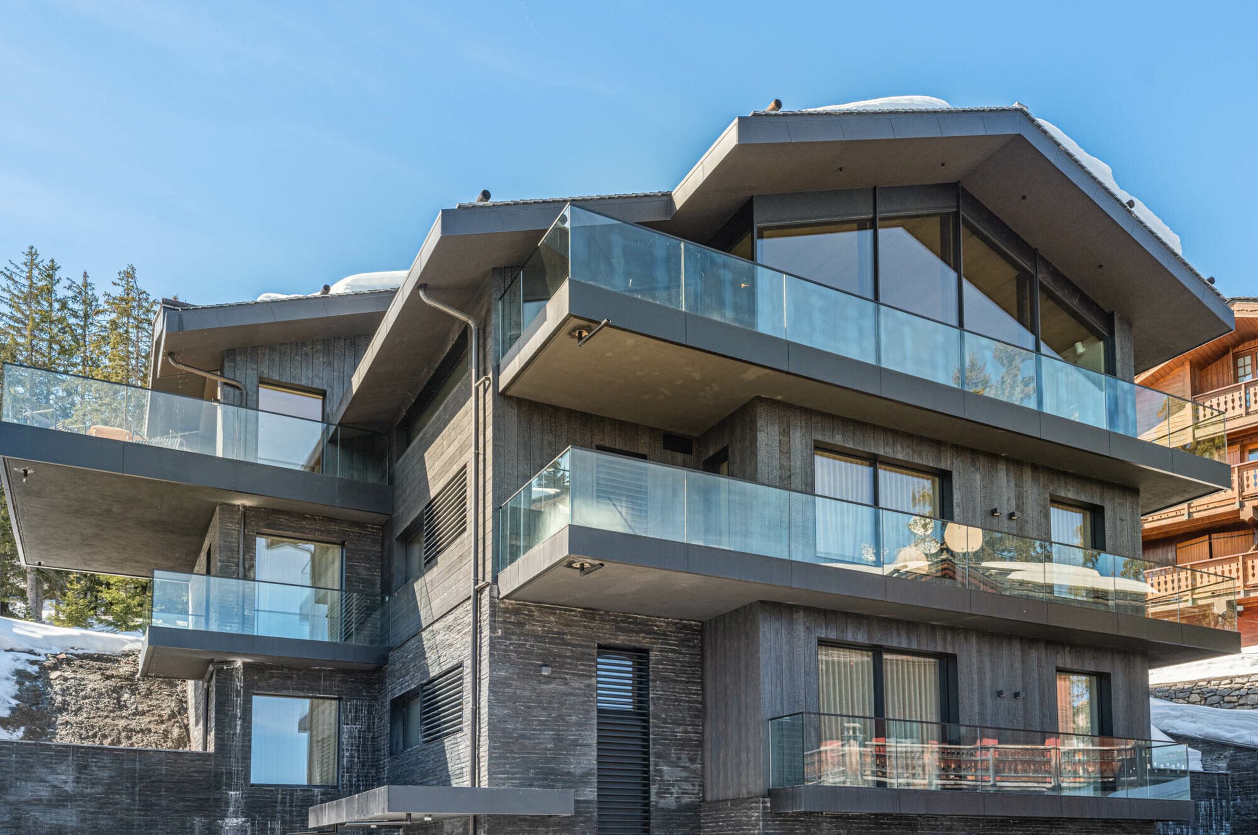 chalet-breeze-exterior-balcony-luxury-alpine-rental-retreat-courchevel1850