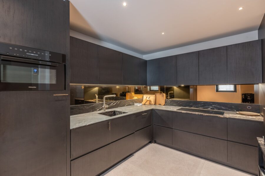 chalet-breeze-kitchen-sleek-modern-well-equipped-luxury-courchevel1850