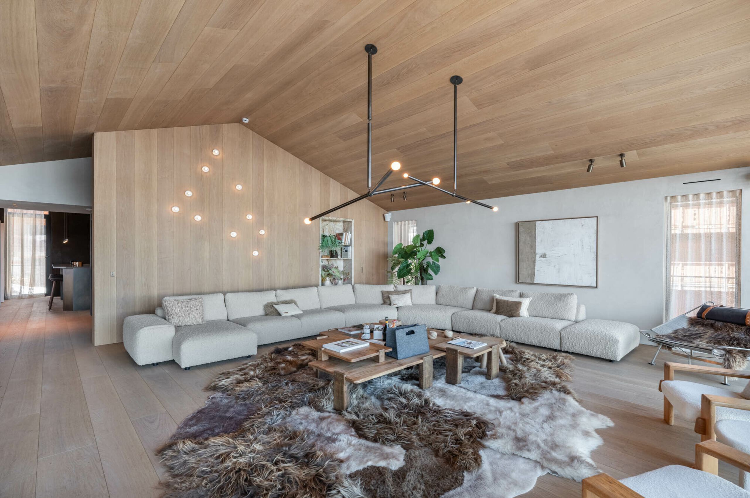 chalet-breeze-livingroom-spacious-birght-modern-luxury-furnishings-refined-interiors-courchevel1850