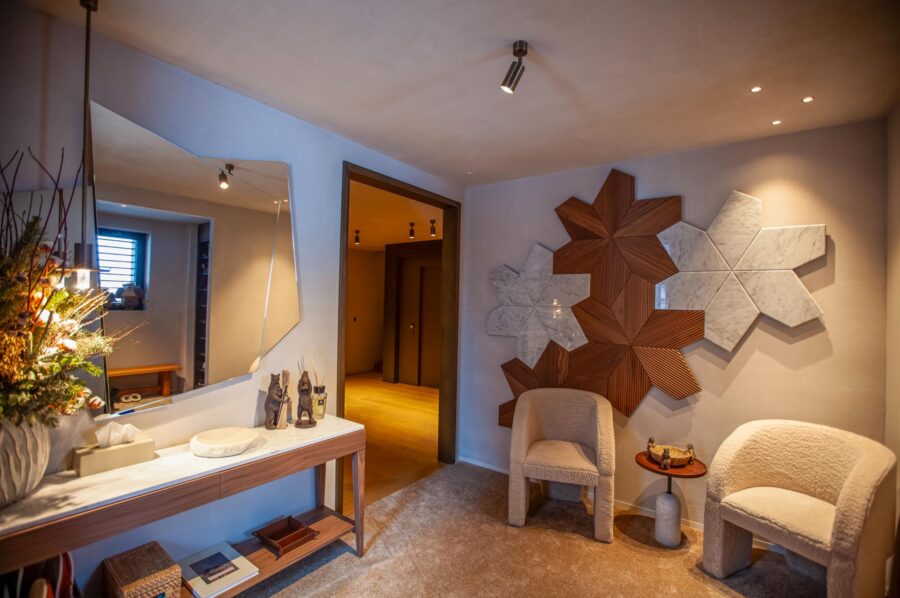 chalet-breeze-main-entrance-hallway-luxury-interior-courchevel1850
