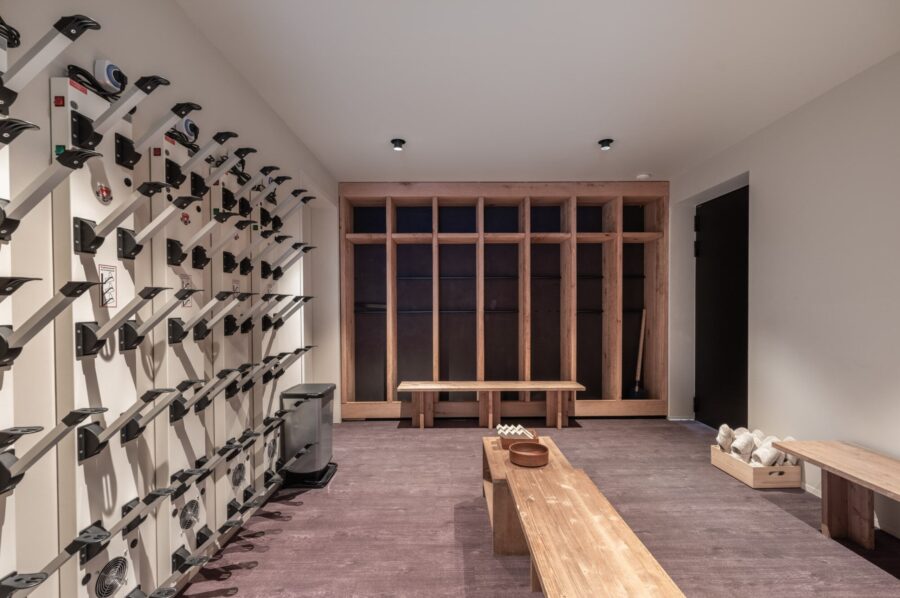 chalet-breeze-skiroom-bootroom-primelocation-luxury-rental-retreat-courchevel1850
