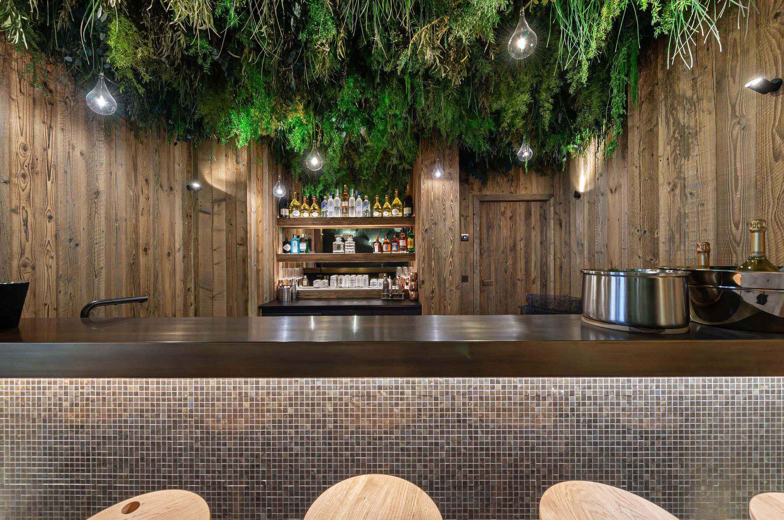 chalet-brenna-bar-hosting-luxury-modern-design-courchevel1850
