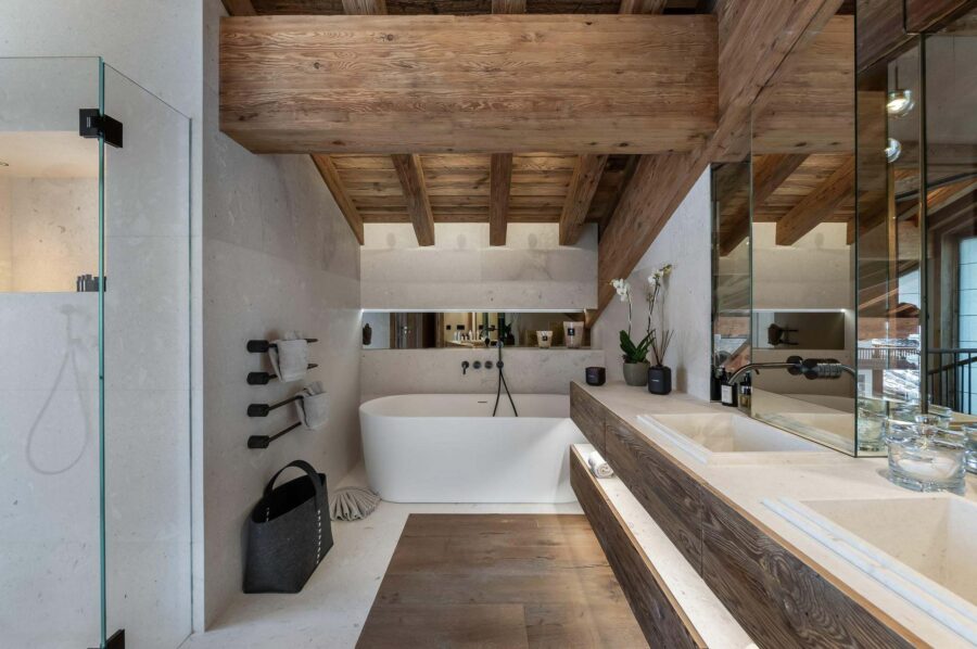 chalet-brenna-bathroom-bathtub-doublesink-shower-luxury-design-courchevel1850