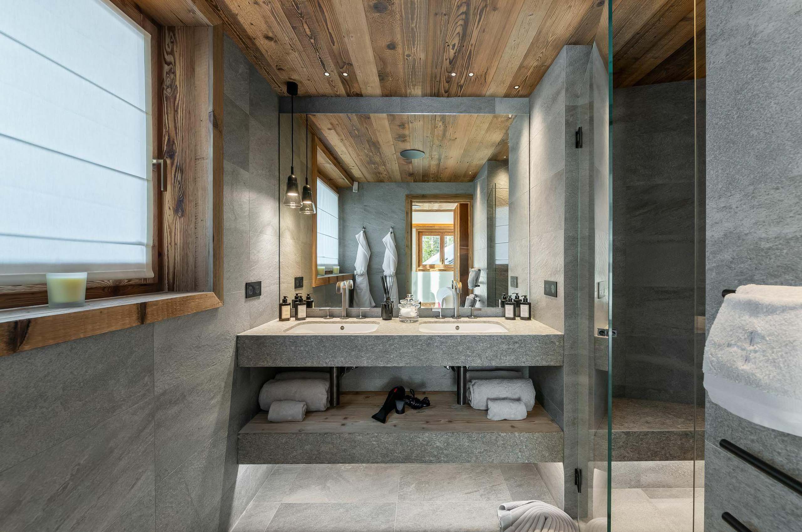 chalet-brenna-bathroom-doublesink-italianshower-marble-luxury-courchevel1850