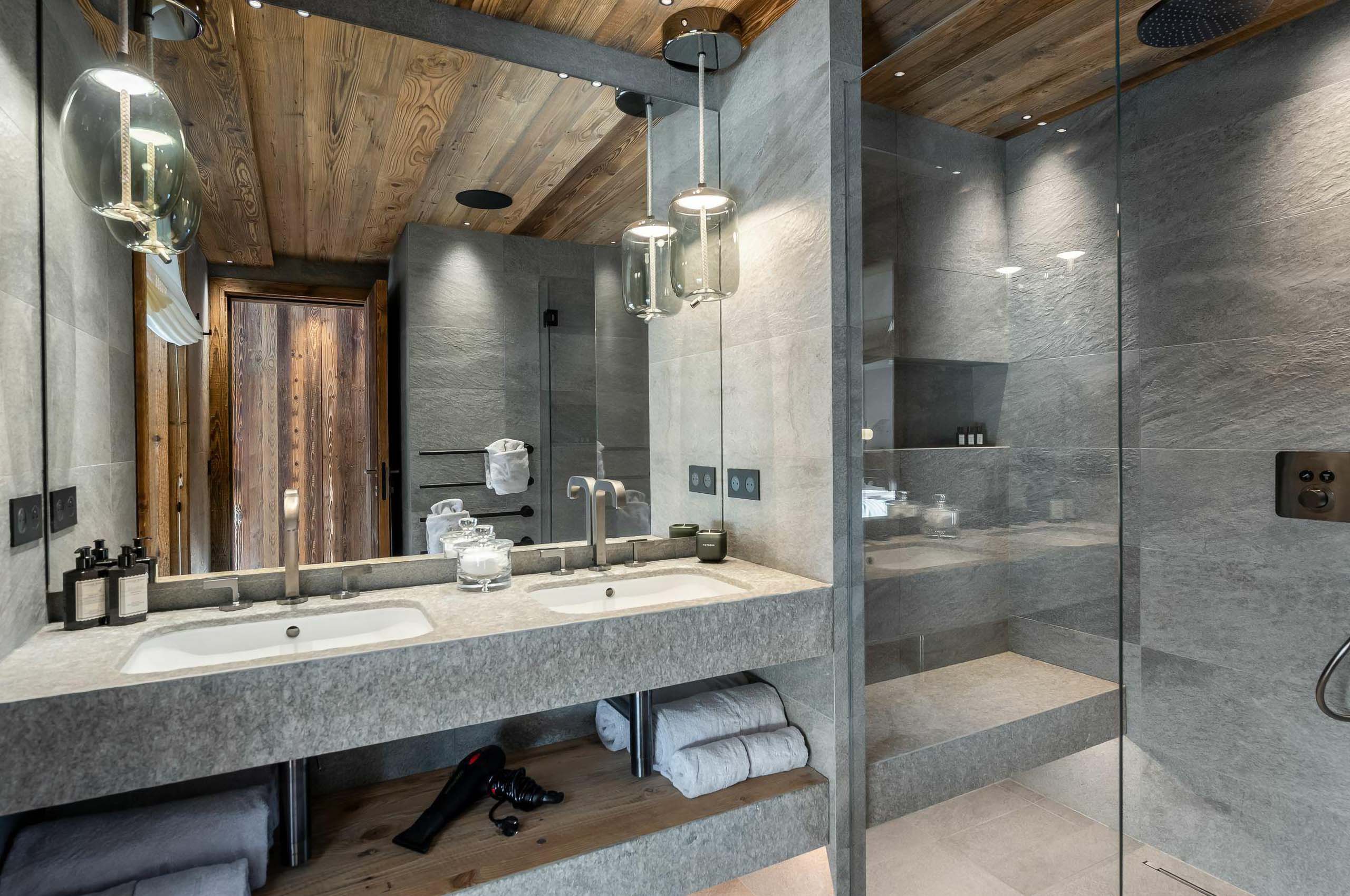 chalet-brenna-bathroom-doublesink-shower-modern-luxury-design-courchevel1850