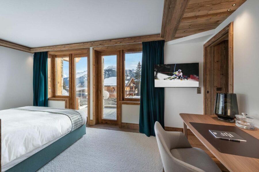 chalet-brenna-bedroom-balcony-mountainview-modern-luxury-design-courchevel1850