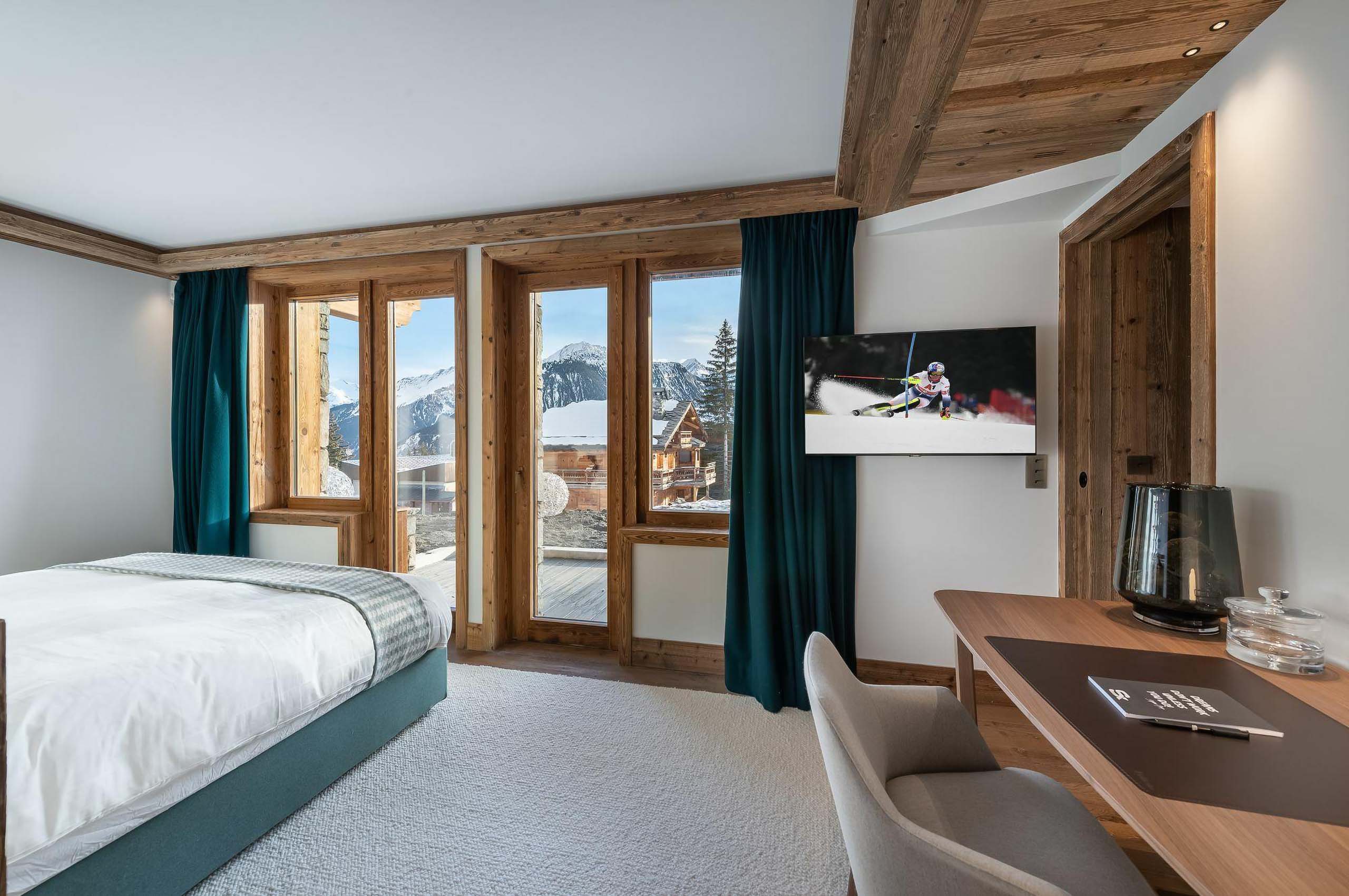 chalet-brenna-bedroom-balcony-mountainview-modern-luxury-design-courchevel1850