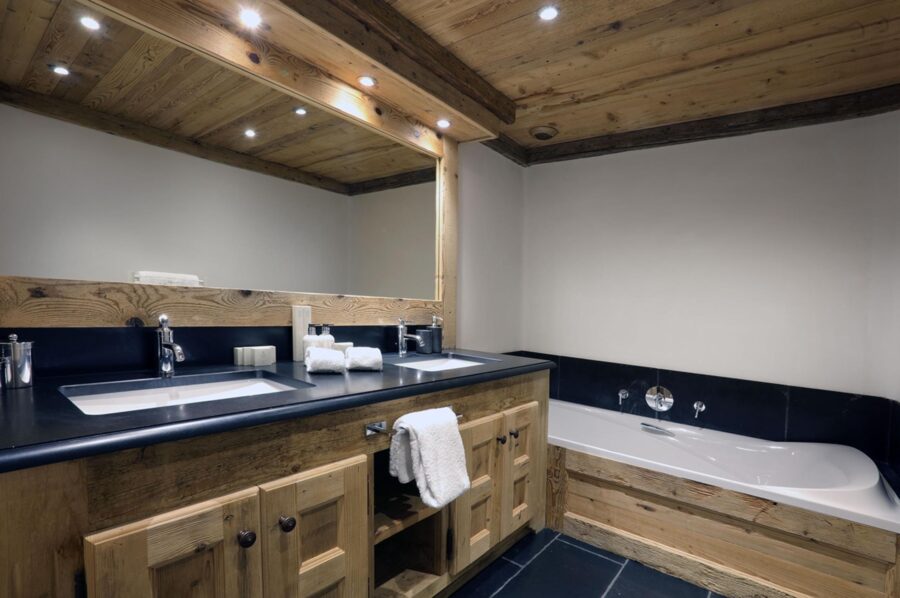 chalet-charlotte-bathroom-bathtub-double-sink-luxury-courchevel1850
