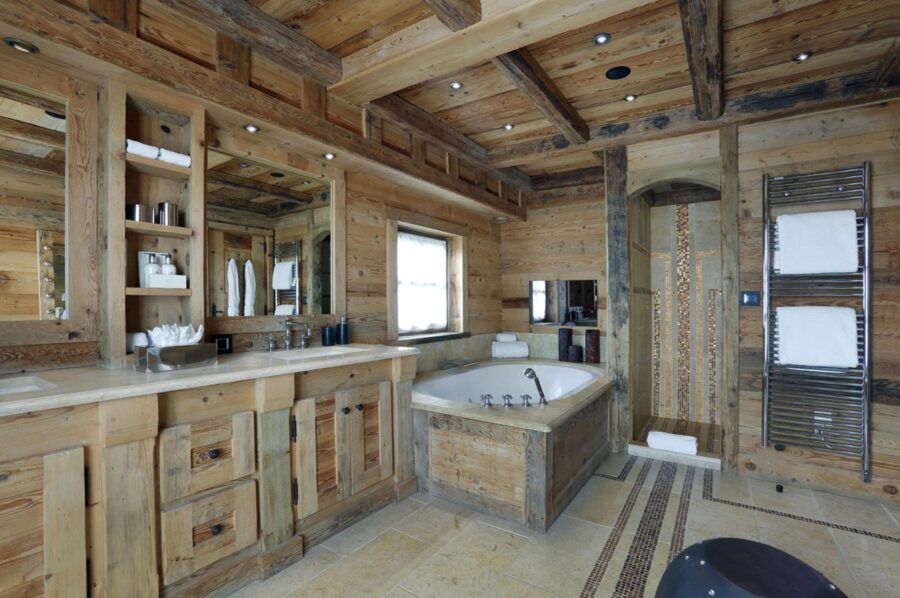 chalet-charlotte-bathroom-bathtub-spacious-design-luxury-courchevel1850