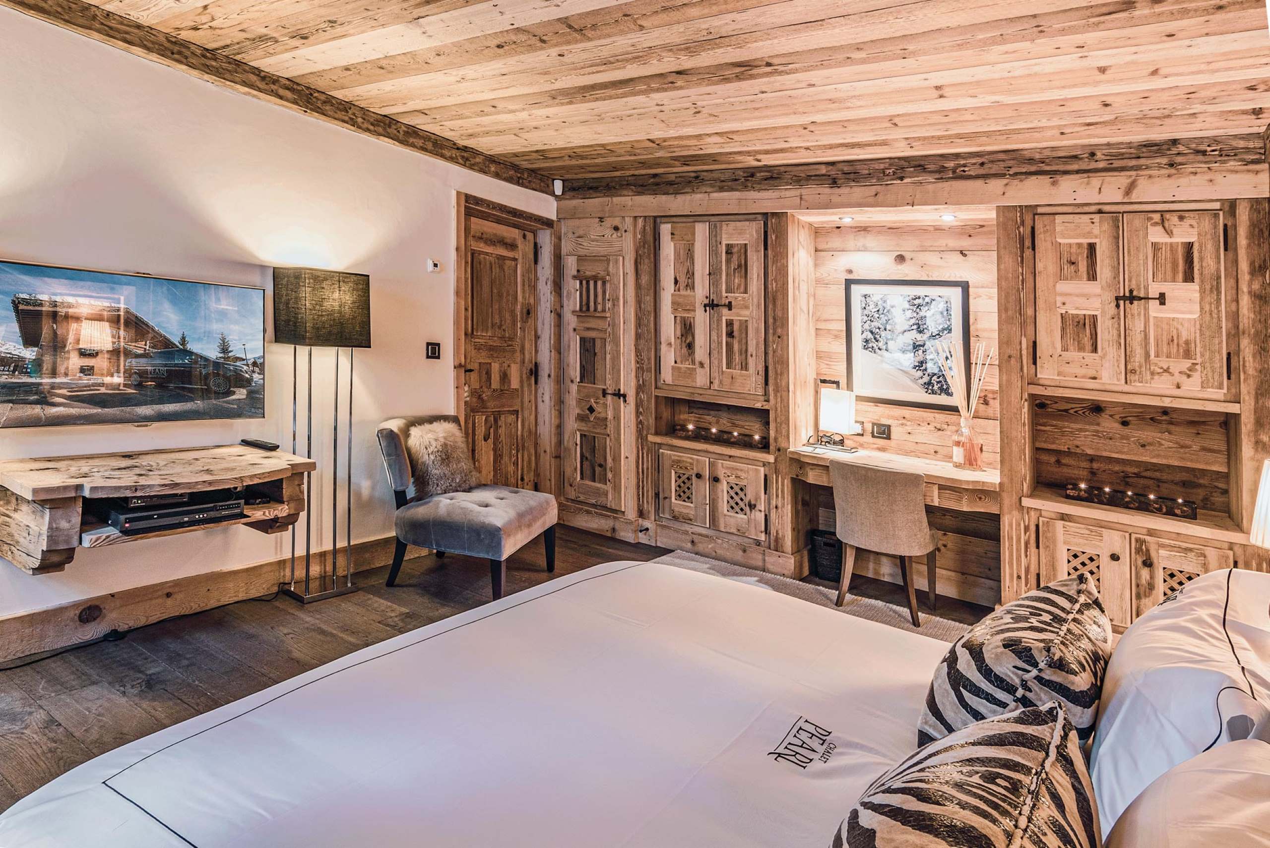 chalet-charlotte-bedroom-charming-alpine-interior-design-luxury-retreat-courchevel1850